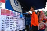 Sejumlah warga mengantre untuk menukarkan uang lama dengan uang baru di mobil kas keliling Bank Indonesia di Pasar Baru Kuningan, Jawa Barat, Rabu (15/6/2016). Bank Indonesia Perwakilan Cirebon mengedarkan uang kertas pecahan Rp2.000 - Rp5.000 - Rp10.000 - Rp20.000 dengan menyiapkan Rp3,3 triliun guna memenuhi kebutuhan masyarakat akan uang pecahan pada Ramadan dan Idul Fitri 1437 H. (ANTARA FOTO/Ivan Pramana Putra)