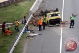 Petugas mengevakuasi truk yang terguling di Tol Jorr Gerbang Tol Dukuh, Jakarta Timur, Selasa (14/6/2016). Kecelakaan tunggal yang disebabkan pecahnya salah satu ban tersebut tidak mengakibatkan korban jiwa, melainkan tiga orang awak truk terluka. (Foto Yulius Satria Wijaya)