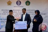 Kepala Bank Indonesia Perwakilan Aceh Ahmad Farid (kiri) menyerahkan bantuan beasiswa Bank Indnesia 2016 kepada Rektor Universitas Syiah Kuala (Unsyiah) Samsul Rizal (tengah), disaksikan Wali Kota Banda Aceh Illiza Sa'aduddin Djamal (kanan) di Banda Aceh, Aceh, Rabu (15/6). Sebagai bentuk dedikasi untuk negeri, Bank Indonesia menyalurkan beasiswa sebesar Rp480 juta kepada 80 mahasiswa Unsyah dan UIN Ar-Raniry. ANTARA FOTO/Irwansyah Putra/ama/16.