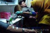 Dua pendonor pendonor diambil darahnya di dalam bus donor darah milik PMI Kabupaten Bojonegoro, Jawa Timur, Rabu (15/6). PMI setempat terpaksa menggelar donor darah pada malam hari untuk mengantisipasi kekurangan darah selama Puasa Ramadhan dan Idul Fitri. Antara Jatim/Foto/Slamet Agus Sudarmojo/zk/16. 