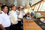 Tim Marine Inspector Kantor Kesyahbandaran dan Otoritas Pelabuhan (KSOP) meninjau kapal KM Sabuk Nusantara 27 di Pelabuhan Tanjung Wangi, Banyuwangi, Jawa Timur, Rabu (15/6). Tinjauan Marine Inspector tersebut bertujuan untuk memastikan kesiapan kapal yang akan digunakan sebagai angkutan arus mudik lebaran menuju kepulauan di Madura seperti Sapudi, Sapeken dan Kangean. Antara jatim/ Budi Candra Setya/zk/16.