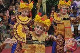 Sejumlah seniman pria membawakan Tari Legong Kupu-Kupu Taro dalam pagelaran tari klasik Bali pada Pesta Kesenian Bali (PKB) ke-38 di Taman Budaya Denpasar, Kamis (16/6). Tari klasik Bali tersebut biasanya dibawakan oleh seniman perempuan namun dalam pentas ini digantikan pria sehingga disebut 'Legong Muani'. Antara Foto/Nyoman Budhiana/i018/2016.