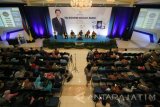 Direktur Utama Perusahaan Umum Percetakan Uang Republik Indonesia (PERURI) Dr. Prasetio (tengah) memberikan materi saat Talkshow dan Bedah Buku di acara peluncuran buku di Universitas Airlangga Surabaya, Jawa Timur, Rabu (15/6). Acara yang dikemas dalam bentuk TalkShow dan Bedah Buku tersebut meluncurkan tiga buku karya Dr. Prasetio berjudul Dilema BUMN, Out Of Comfort Zone dan It Goes Without Saying. Antara Jatim/Didik Suhartono/zk/16