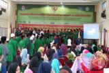 Ratusan peserta Pesantren Kilat (Sanlat) Ramadhan 1437 H/2016 M, di
Pusat Pemberdayaan Pemuda dan Olahraga Nasional (PP PON) Kemenpora,
Cibubur, Jakarta Timur, mendapat santunan. (Foto ANTARA/Budi Setiawanto/16).