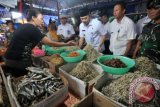 Walikota Jambi Syarif Fasha (tengah) didampingi pejabat terkait berdialog dengan pedagang ikan asin (kiri) saat inspeksi mendadak (sidak) harga kebutuhan pokok di Pasar Tradisional Talang Banjar, Jambi, Rabu (15/6). Sidak tersebut dilakukan untuk mengecek perkembangan harga dan pasokan bahan-bahan kebutuhan pokok di beberapa pasar tradisional di daerah itu sebagai upaya mengantisipasi kenaikan harga selama Ramadan dan menjelang Idul Fitri. ANTARA FOTO/Wahdi Septiawan/pd/16.