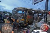 Petugas polisi bersama warga berhasil mengeluarkan bus umum Simpati Star bernomor BL 7554 AA dari lokasi kecelakaan usai menabrak dua toko kelontong di lintasan jalan nasional, Simpang Meunasah Baro, Lhoknga, Aceh Besar, Aceh, Jumat (17/6). Kecelakaan yang terjadi sekitar pukul 04.00 WIB itu diduga akibat supir bus Simpati Star mengantuk, tidak ada korban jiwa dalam kejadian tersebut. ANTARA FOTO/Ampelsa/foc/16.
