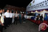 Menteri Perhubungan Ignasius Jonan berdiri di depan Posko Terpadu Angkutan Laut Lebaran saat meninjau kesiapan menghadapi arus mudik di pelabuhan Trisakti Banjarmasin, Kamis (15/6). Pelindo Banjarmasin mempersiapkan satu kapal untuk mengantisipasi lonjakan penumpang menjelang Hari Raya Idul Fitri 1437 hijriah mendatang. Foto Antaranews Kalsel/Herry Murdy Hermawan