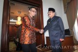 Direktur Utama PT Semen Indonesia (persero) Rizkan Chandra (kiri) bersalaman dengan Gubernur Jawa Timur Soekarwo (kanan) saat berkunjung ke Gedung Negara Grahadi, Surabaya, Jawa Timur, Jumat (17/6). Kunjungan tersebut dalam rangka silaturahmi dan perkenalan pengurus PT Semen Indonesia yang baru dilantik pada Senin (16/5) lalu kepada Gubernur Jawa Timur. Antara Jatim/Moch Asim/zk/16