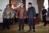 Direktur Utama PT Semen Indonesia (persero) Rizkan Chandra (kiri) bersalaman dengan Gubernur Jawa Timur Soekarwo (kanan) saat berkunjung ke Gedung Negara Grahadi, Surabaya, Jawa Timur, Jumat (17/6). Kunjungan tersebut dalam rangka silaturahmi dan perkenalan pengurus PT Semen Indonesia yang baru dilantik pada Senin (16/5) lalu kepada Gubernur Jawa Timur. Antara Jatim/Moch Asim/zk/16