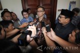 Direktur Utama PT Semen Indonesia (persero) Rizkan Chandra (tengah) didampingi Gubernur Jawa Timur Soekarwo (kedua kanan) menjawab pertanyaan wartawan saat berkunjung ke Gedung Negara Grahadi, Surabaya, Jawa Timur, Jumat (17/6). Pada tahun 2016, PT Semen Indonesia menargetkan kapasitas produksi sebanyak 37,8 juta ton dari kebutuhan semen nasional sebayak 65-68 juta ton. Antara Jatim/Moch Asim/zk/16