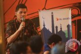 Vice President XL West Region, Francky Rinaldo Pakpahan (kiri) memberi keterangan tentang persiapan PT XL Axiata menghadapi kemungkinan lonjakan trafik layanan telekomunikasi dan data saat Ramadan dan libur lebaran, di Medan, Sumatera Utara, Kamis (17/6). Untuk mengatasi lonjakan trafik layanan komunikasi, XL diantaranya melakukan berbagai persiapan dengan memperbesar kapasitas jaringan. ANTARA SUMUT/Irsan Mulyadi/16