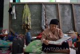 Santri lanjut usia (lansia) membaca kitab suci Alquran  di Pondok Pesantren Darul Ulum (PPDU), Jombang, Jawa Timur, Kamis (16/6). Ratusan lansia itu sejak awal Ramadan sudah menjadi santri kilat di  pesantren tersebut, untuk menambah ilmu keagamaan dan meningkatkan ketakwaan dan diisi berbagai kegiatan keagamaan diantaranya pengajian rutin, salat berjamaah, hingga membaca Alquran atau tadarus. Antara Jatim/Syaiful Arif/zk/16