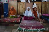 Santri lanjut usia (lansia) membaca kitab suci Alquran  di Pondok Pesantren Darul Ulum (PPDU), Jombang, Jawa Timur, Kamis (16/6). Ratusan lansia itu sejak awal Ramadan sudah menjadi santri kilat di  pesantren tersebut, untuk menambah ilmu keagamaan dan meningkatkan ketakwaan dan diisi berbagai kegiatan keagamaan diantaranya pengajian rutin, salat berjamaah, hingga membaca Alquran atau tadarus. Antara Jatim/Syaiful Arif/zk/16