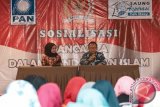 Anggota MPR RI, Desy Ratnasari Dan Rektor Universitas Muhammadiyah Sukabumi (UMMI), Sakti Alamsyahsaat, sosialisasi tentang berbangsa dan bernegara yang bertema 'Pancasila dalam pandangan islam', yang diadakan di Hotel Maxone, Kota Sukabumi, Jawa Barat.  (Foto Antara/Aditya A Rohman).
