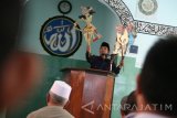 Pendakwah KH Bustanus Arifin berceramah menggunakan media wayang kulit di hadapan warga binaan di Masjid Lembaga Pemasyarakatan (Lapas) Klas II A Kota Kediri, Jawa Timur, Jumat (17/6). Pengajian Jumat pagi pada bulan Ramadan tersebut sengaja menggunakan wayang guna mempermudah pemahaman dan menambah daya tarik warga binaan untuk mendengarkan ceramah. Antara Jatim/Prasetia Fauzani/zk/16