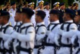 Kepala Staf TNI Angkatan Laut Laksamana TNI Ade Supandi (ketiga kiri) memberi hormat saat defile pasukan ketika upacara HUT Ke-60 Penerbangan TNI AL di Apron Lanudal Juanda, Sidoarjo, Jawa Timur, Jumat (17/6). HUT Penerbangan TNI AL ke-60 Tahun tersebut mengambil tema Menuju penerbangan TNI AL yang handal dan disegani serta berkelas dunia. Antara Jatim/Umarul Faruq/zk/16