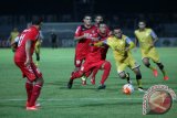 Pesepakbola Barito Putera Rizky Pora diantara pesepakbola Semen Padang pada lanjutan kompetisi ISC 2016 di stadio 17 Mei Banjarmasin, Jumat (17/6). Barito Putera ditahan Semen Padang imbang 1-1. Foto Antaranews Kalsel/Herry Murdy Hermawan  