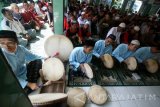 Sejumlah warga binaan memainkan alat musik rebana saat pengajian rutin Ramadan di Lembaga Pemasyarakatan (Lapas) Klas II A Kota Kediri, Jawa Timur, Jumat (17/6). Kesenian Hadrah tersebut merupakan salah satu kegiatan pilihan warga binaan guna membentuk kepribadian yang humanis. Antara Jatim/Prasetia Fauzani/zk/16