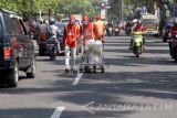 Pekerja melakukan pengecatan marka jalan di jalur dua arah Kota Tulungagung, Jawa Timur, Sabtu (18/6). Perbaikan marka jalan dilakukan untuk meningkatkan kenyamanan serta kualitas keselamatan pengendara lalu lintas di daerah tersebut, terutama arus mudik/balik Lebaran. Antara Jatim/Destyan Sujarwoko/zk/16