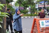 Wali Kota Surabaya Tri Rismaharini memberikan arahan kepada sejumlah petugas DKP Surabaya serta jajarannya saat memantau langsung perawatan Tanaman  di Taman Depan Perpustakaan Bank Indonesia Surabaya, Minggu (19/6). Perawatan dan menganti tanaman baru secara berkala rutin dilakukan  untuk menjaga keindahan kota juga persiapan Kota Surabaya menjadi tuan rumah kegiatan Preparatory Meeting Committee Meeting 3 (PrepCom 3) di Konferensi UN Habitat III pada Juli 2016. Antara Jatim/Abdullah Rifai/zk/16