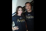 Pemeran film Untuk Angeline, Kinaryosih (kiri) dan Teuku Rifnu Wikana (kanan) berpose disela acara buka bersama di Depok, Jawa Barat, Sabtu (18/6). Film yang diangkat dari kisah nyata kasus pembunuhan Angeline di Bali itu di antaranya diperankan oleh Kinaryosih, Teuku Rifnu Wikana, Roweina Umboh, Paramitha Rusady, Dewi Hughes, Hans de Kraker, dan Naomi Ivo, akan di rilis pada pada 21 Juli 2016. (Foto Indrianto Eko Suwarso)