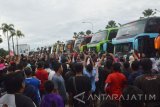 Sejumlah orang menonton dan merekam menggunakan ponsel pintar saat Parade Telolet di halaman sebuah pusat perbelanjaan ternama di Kota Madiun, Jawa Timur, Minggu (19/6). Parade Telolet yang digelar sebuah pusat perbelanjaan bersama komunitas pecinta bus diikuti 15 bus dari berbagai daerah termasuk dari Jakarta, memperlombakan beraneka nada klakson bus. Antara Jatim/Foto/Siswowidodo/zk/16