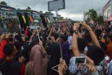 Sejumlah orang menonton dan merekam menggunakan ponsel pintar saat Parade Telolet di halaman sebuah pusat perbelanjaan ternama di Kota Madiun, Jawa Timur, Minggu (19/6). Parade Telolet yang digelar sebuah pusat perbelanjaan bersama komunitas pecinta bus diikuti 15 bus dari berbagai daerah termasuk dari Jakarta, memperlombakan beraneka nada klakson bus. Antara Jatim/Foto/Siswowidodo/zk/16