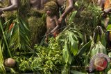 Warga mengikuti ritual Isolo di atas perahu dalam Pembukaan Festival Danau Sentani ke-9 di Kampung Wisata Khalkhote, Sentani Timur, Papua, Senin (20/6). Festival wisata berbasis kebudayaan tersebut diikuti warga dari 24 kampung di sekitar Danau Sentani. ANTARA FOTO/Rosa Panggabean/wdy/16.