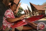 Ulos adalah kain tenunan tradisional khas Batak. Menurut legenda yang hidup ditengah suku Batak, terdapat tiga sumber kehangatan di dunia yakni matahari, api, dan ulos. 

Secara harfiah, ulos merupakan kain yang menghangatkan tubuh dan melindungi diri dari terpaan udara dingin. 

Nenek moyang suku Batak, dahulu tinggal di kawasan pegunungan, sehingga ulos dipakai untuk menghangatkan tubuh. 

Dalam prosesi kebudayaan, ulos sering dijumpai seperti pertunjukan tor-tor. Tak hanya dalam pertunjukan kebudayaan, kain ulos juga digunakan dalam acara-acara besar seperti pernikahan, kelahiran dan upacara kematian. 

Desa Lumban Suhi-Suhi, Pulau Samosir, kawasan Danau Toba, Sumatera Utara, merupakan salah satu tempat yang sering dijumpai pembuatan kain tenunan khas Batak tersebut. 

Seiiring waktu, pembuatan dan penjualan ulos kini dapat diperoleh di kawasan lain di luar Pulau Samosir, yakni di Kota Medan, ibukota provinsi Sumatera Utara. 

Kini, ulos tak hanya digunakan pada acara adat budaya, melainkan sebagai pakaian sehari-hari maupun pekerja kantor. 


Ulos telah menjadi bagian dari budaya Indonesia, perkembangan zaman dan kepedulian masyarakat menjadikan ulos dikenal masyarakat luas bahkan mendunia. 

Foto dan Teks: Irsan Mulyadi
