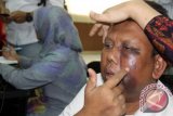 Hakim Pengadilan Agama Jakarta Barat, Mahdi Usman SH memperlihatkan luka memar pada wajahnya akibat pemukulan oknum perwira Polda Aceh saat memberikan keterangan kepada pers di kantor PWI Aceh, Banda Aceh, Senin ( 20/6). Korban bersama empat anaknya korban pemukulan oleh oknum polisi AKP Marzuki anggota Polda Aceh, terkait sengketa tanah itu menyatakan sudah melaporkan kasus kekerasan itu ke Polda Aceh agar diusut demi tegaknya hukum dan keadilan.ANTARA FOTO/Ampelsa/pd/16