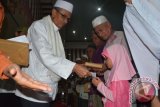 Bupati Banjar H Khalilurrahman menyerahkan bantuan kepada Masjid Al â€“ Wathan Desa Guntung Ujung RT 02 Kecamatan Gambut dan Masjid Muhajirin Desa Tambak Sirang Baru masing â€“ masing sebesar 25 juta rupiah. di Kecamatan Gambut, Sabtu (18/6).(Foto Antaranews Kalsel/Hms)