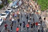 Ratusan skater melakukan konvoi dengan menggunakan skateboard di sepanjang jalan Surabaya, Jawa Timur, Selasa (21/6). Sekitar 500 skateboarder tersebut memeriakan Hari Skateboarding Sedunia 2016 dengan melakukan serangkaian aksi dengan mengambil tema 'Go Skateboarding Day' Surabaya 2016. Antara Jatim/M Risyal Hidayat/zk/16