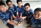 Sejumlah siswa menunjukkan karya robot rescue di SD Muhammadiyah 4 Pucang Surabaya, Jawa Timur, Rabu (22/6). Tim robotika SD Muhammadiyah 4 Pucang Surabaya tersebut akan mengikuti ajang robot internasional di Leipziq, Jerman, 28 Juni-3 Juli 2016 yang diikuti 500 tim dari 40 negara. Antara Jatim/M Risyal Hidayat/zk/16