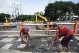 Pekerja membersihkan sisa dari pengerukan endapan sampah bercampur lumpur di Sungai Kalimas, Surabaya, Jawa Timur, Rabu (22/6). Pengerukan tersebut untuk menormalkan kedalaman sungai sehingga aliran air menjadi semakin lancar. Antara Jatim/M Risyal Hidayat/zk/16