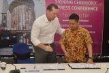 President & CEO of Archipelago International, John Flood (kiri) bersama Direktur PT Bumi Pengembangan Perkasa (BPP), Andi Halim (kanan) memperhatikan naskah  Perjanjian Manajemen saat penandatanganan Perjanjian Manajemen Favehotel Madiun, di Madiun, Jawa Timur, Selasa (21/6). Archipelago International bersama PT BPP akan membangun Favehotel empat lantai terdiri 61 kamar berstandar internasional. Antara Jatim/Foto/Siswowidodo/zk/16