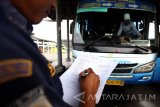 Petugas Dishubkominfo mengecek kelayakan bus di Terminal Patria Kota Blitar, Jawa Timur, Rabu (22/6). Polisi dan Dishubkominfo menggelar razia sekaligus uji kelayakan armada bus yang digunakan sebagai transportasi mudik tersebut, untuk memastikan kelayakan kendaraan serta mencegah terjadinya kecelakaan akibat kendaraan yang tak laik jalan. Antara Jatim/Irfan Anshori/zk/16