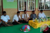Gubernur Kepulauan Bangka Belitung Rustam Effendi (kedua kanan) saat menggelar kegiatan safari ramadhan di Belitung (20/6/2016). (Foto antara/Elza Elvia).