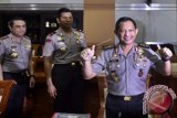 Calon tunggal Kapolri Komjen Pol Tito Karnavian (kanan) bersiap mengikuti uji kelayakan dan kepatutan di ruang rapat Komisi III, Komplek Parlemen Senayan, Jakarta, Kamis (23/6). Kepala Badan Nasional Penanggulangan Terorisme tersebut diajukan oleh Presiden Joko Widodo sebagai calon tunggal Kapolri menggantikan Jenderal Pol Badrodin Haiti. ANTARA FOTO/Puspa Perwitasari/wdy/16.