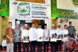 Presiden Direktur PT Adaro Energy Garibaldi Thohir didampingi Direktur Operasional Chia Ah Hoo bersama Bupati Tabalong Anang Syakhfiani dan perwakilan panti asuhan di \'Bumi Saraba Kawa\' ini foto bersama di Masjid Shiratal Mustaqim Tanjung, Rabu (22/6). Dalam acara buka puasa bersama ini PT Adaro Indonesia menyerahkan bantuan masing-masing Rp10 juta kepada lima panti asuhan di Kabupatan Tabalong.Foto:Antaranewkalsel/Herlina Lasmianti