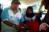 Dirut PT Timah (Persero) Tbk, M Riza Pahlevi menyerahkan paket sembako murah kepada masyarakat kurang mampu di pasar murah 