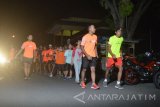 Para pelari yang tergabung dalam Indorunners Madiun/AErun berlari bersama di jalanan Kota Madiun, Jawa Timur, Kamis (23/6) malam. Kegiatan tersebut untuk memberikan dukungan semangat kepada atlet lari nasional, Agus Prayogo yang akan mengikuti ‘Gold Coast Marathon’ di Australia 3 Juli mendatang untuk bisa lolos mengikuti Olimpiade Rio de Janeiro 2016. Antara Jatim/Foto/Siswowidodo/zk/16