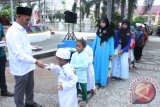 Bupati Hulu Sungai Utara (HSU) Kalimantan Selatan, Abdul Wahid menyantuni sebanyak 391 anak panti di Halaman Mesjid Raya At-Taqwa Amuntai, Jum\'at, (24/6). Wahid berharap Umat Islam meningkatkan kepedulian kepada sesama terlebih lagi di Bulan Suci Ramadan dengan memperbanyak amalan bersedekah.(Antaranews Kalsel/Edy/Hms/f)