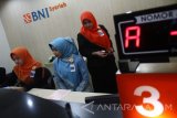 Karyawan bank memasukkan data nasabah di Bank BNI Syariah, Malang, Jawa Timur, Kamis (23/6). BNI Syariah mencatat, pembiayaan rumah per Mei 2016 hanya mencapai Rp500 miliar atau turun sekitar 20 persen dari angka pembiayaan rumah per Mei 2015 yang mencapai Rp700 miliar. ANTARA FOTO/Ari Bowo Sucipto/16.