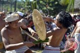 Dua warga saling menyerang dengan daun pandan berduri dalam tradisi Mekare atau perang pandan di Desa Tenganan Pegringsingan, Karangasem, Bali, Jumat (24/6). Tradisi setahun sekali tersebut merupakan rangkaian persembahyangan warga setempat sebagai bentuk penghormatan terhadap Dewa Indra atau Dewa Perang sekaligus sebagai Dewa Kemakmuran. ANTARA FOTO/Wira Suryantala/wdy/16.