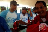 Jajaran karyawan PT Timah (Persero) Tbk, menyerahkan paket sembako murah kepada masyarakat kurang mampu di pasar murah 