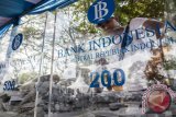 Petugas Bank Indonesia (BI) menghitung uang logam saat Gerakan Peduli Koin Nasional di Lapangan Lenggang Jakarta, Jakarta, Sabtu (25/6). Gerakan Peduli Koin tersebut guna mendorong kepedulian masyarakat dalam penggunaan uang koin sebagai alat pembayaran yang sah dan meningkatkan efektivitas uang koin. ANTARA FOTO/M Agung Rajasa/wdy/16.