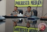 Kapolresta Medan, Kombes Pol Mardiaz Kusin Dwihananto (kiri) didampingi Kabag Ops Kompol Herwansyah Putra (kanan) memberi keterangan kepada wartawan tentang kesiapan polisi dalam rangka pengamanan menjelang Hari Raya Idul Fitri 1437 H, di Mapolresta Medan, Sumatera Utara, Sabtu (25/6). Dalam rangka meningkatkan pengamanan menjelang Idul Fitri dan pelaksanaan Salat Id di sejumlah kawasan di Medan, pihak Polresta Medan mengerahkan 1.475 personel. ANTARA SUMUT/Irsan Mulyadi/16