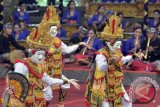 Seniman membawakan Tari Telek pada Pesta Kesenian Bali ke-38 di Taman Budaya Denpasar, Minggu (26/6). Seniman Jepang tampil berkolaborasi bersama seniman Bali dengan menampilkan seni musik (gamelan) dan tari-tari klasik khas Bali. ANTARA FOTO/Wira Suryantala/wdy/16.