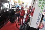 Petugas SPBU memasukkan bahan bakar minyak (BBM) jenis Dexlite ke mobil diesel milik konsumen saat uji pasar di Denpasar, Senin (27/6). Bahan bakar mesin diesel yang lebih ramah lingkungan dari pada solar biasa tersebut ditargetkan mampu mengurangi konsumsi BBM bersubsidi di Bali. Antara Foto/Nyoman Budhiana/i018/2016.