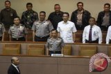 Calon Kapolri Komjen Pol Tito Karnavian (tengah) mengikuti rapat paripurna DPR di Kompleks Parlemen, Senayan, Jakarta, Senin (27/6). DPR mengesahkan pencalonan Komjen Pol Tito Karnavian sebagai Kapolri dalam rapat paripurna tersebut. ANTARA FOTO/Hafidz Mubarak A./wdy/16.